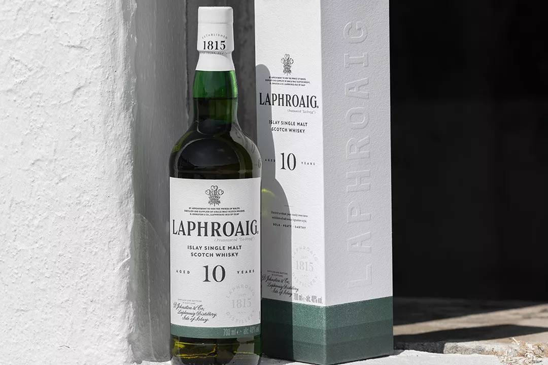 Laphroaig_10YO-700ml_NewPackaging_Lifestyle1