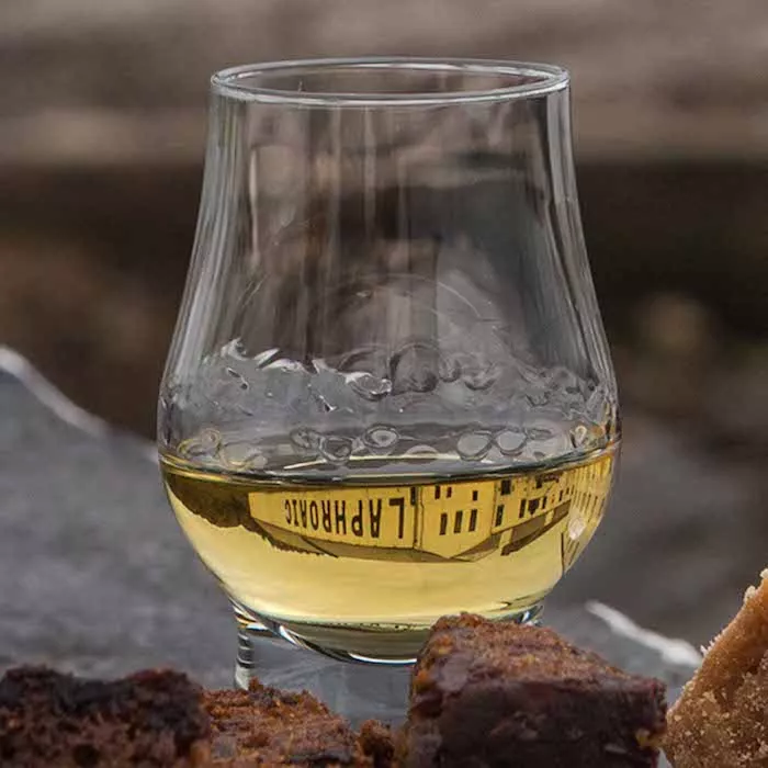 A dram filled with Laphroaig Four Oak